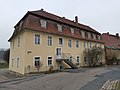 Wohnhaus mit zwei Nebengebäuden im Hof (eines angebaut, eines einzeln stehend)