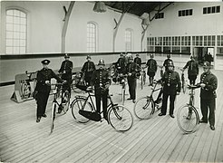 Politieagenten met hun dienstfiets in de rijwielschool van Fongers rond 1930