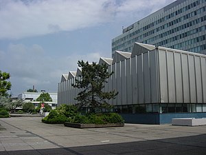 Die zweigeschossige Bibliothek, hinten links der Labsaal, hinten rechts das Juridicum (2013)