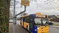 En ældre bus af typen Volvo B12BLE ved Ravnshøj Skole