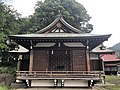 神楽殿　1975年〈昭和50年〉建築。この地方では珍しい舞殿型の神楽殿。下吉田地区には神楽が無く、代わりに農村歌舞伎が盛んで、獅子舞や金春流能面などが伝わる為、芸能事を意識して建築された。