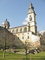 Blick auf den Abteigarten am Blandinberg mit Mauerresten.