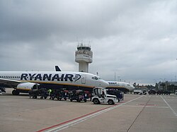 Ryanair a kontrolní věž na letišti v Gironě