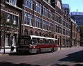 Haagse standaardbus nr. 356 in de zomer van 1990 op de Fluwelen Burgwal op lijn 18.