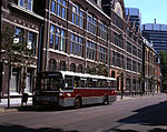 Haagse standaarstadsdbus in 1990 op de Fluwelen Burgwal bus 356 op lijn 18.