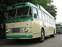 ​ ​ Kleurstelling in de jaren 60. Groene basis met crèmekleurig vlak onder de ramen rondom de bus.