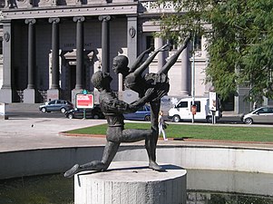 Standbeeld en fontein "Hulde aan het Nationaal Ballet"; het stelt de dansers Norma Fontenla en José Neglia voor en is gemaakt ter nagedachtenis aan de negen leden van het Ballet Estable del Teatro Colón die bij het vliegtuigongeluk van 10 oktober 1971 zijn omgekomen: Fontenla; Neglia; Rubén Stanga; Marta Raspanti; Margarita Fernández; Carlos Santamarina; Antonio Sambrana; Carlos Schiafino en Sara Boschovsky.