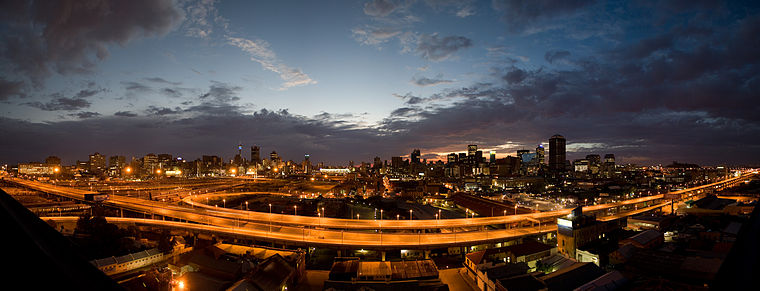 'n panorama van die Johannesburg CBD in die oggend die M1 highway.