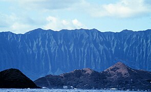 東岸から見たコオラウ山脈。 非常に急峻である。