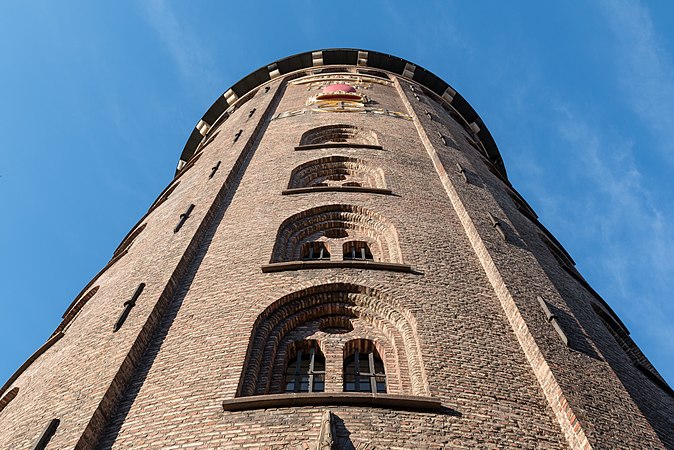 丹麦哥本哈根圆塔的仰视图。