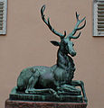 Bronzestatue eines Hirsches vor dem Jagdschloss Kranichstein