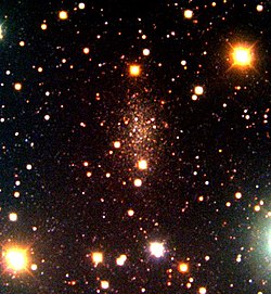 הגלקסיה הננסית דגים בתמונה של מצפה הכוכבים לוול שמשלבת אור נראה ואור על-סגול