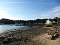 La Rivière d'Auray au Berly (entrée nord de la Baie de Kerdréan) à marée basse et le sentier littoral GR 34.