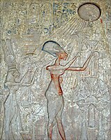 Писана вапнякова стела із зображенням царської сім'ї під променями сонця — Атона.