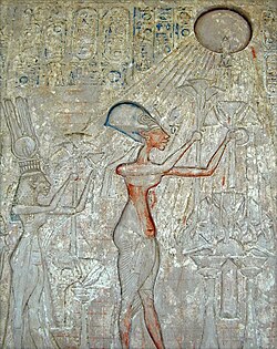 El faraó Akenaton i la seva família adorant Aton (relleu provinent d'Amarna)