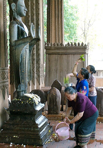 Tập tin:Lao New Year, Buddha bathing.jpg