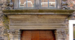 Inscription above the entrance of the former Latin school in Gouda: Praesidium atque decus quae sunt et gaudia vitae - Formant hic animos Graeca Latina rudes Latijnseschool2.jpg