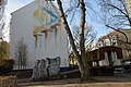 Die Synagoge in der Levetzowstraße war von 1941 bis 1942 Sammelstelle für Deportationen. Das Mahnmal Flammenwand an der Sammelstelle Synagoge Levetzowstraße im Stadtteil Berlin-Tiergarten zeigt eine Rampe und einen Waggon mit Figuren, die in Eisen geschnürte „Menschenpakete“ darstellen.