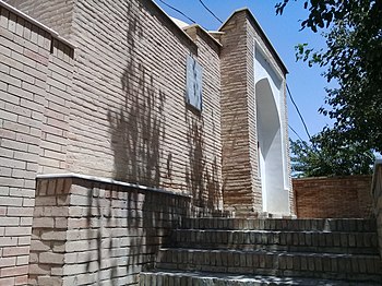 Главный фасад и вход мавзолея. Лето 2018 года.