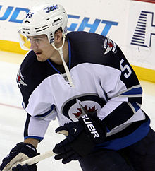 Photographie d'un joueur de hockey avec un maillot blanc