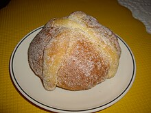 Pan de muerto traditionally baked in Mexico during the weeks leading up to the Day of the Dead. Miquiztlaxcalli.JPG