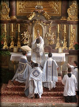 Elevation of the chalice after the consecration during a Solemn Mass celebrated by the Priestly Fraternity of Saint Peter. Missa tridentina 002.jpg