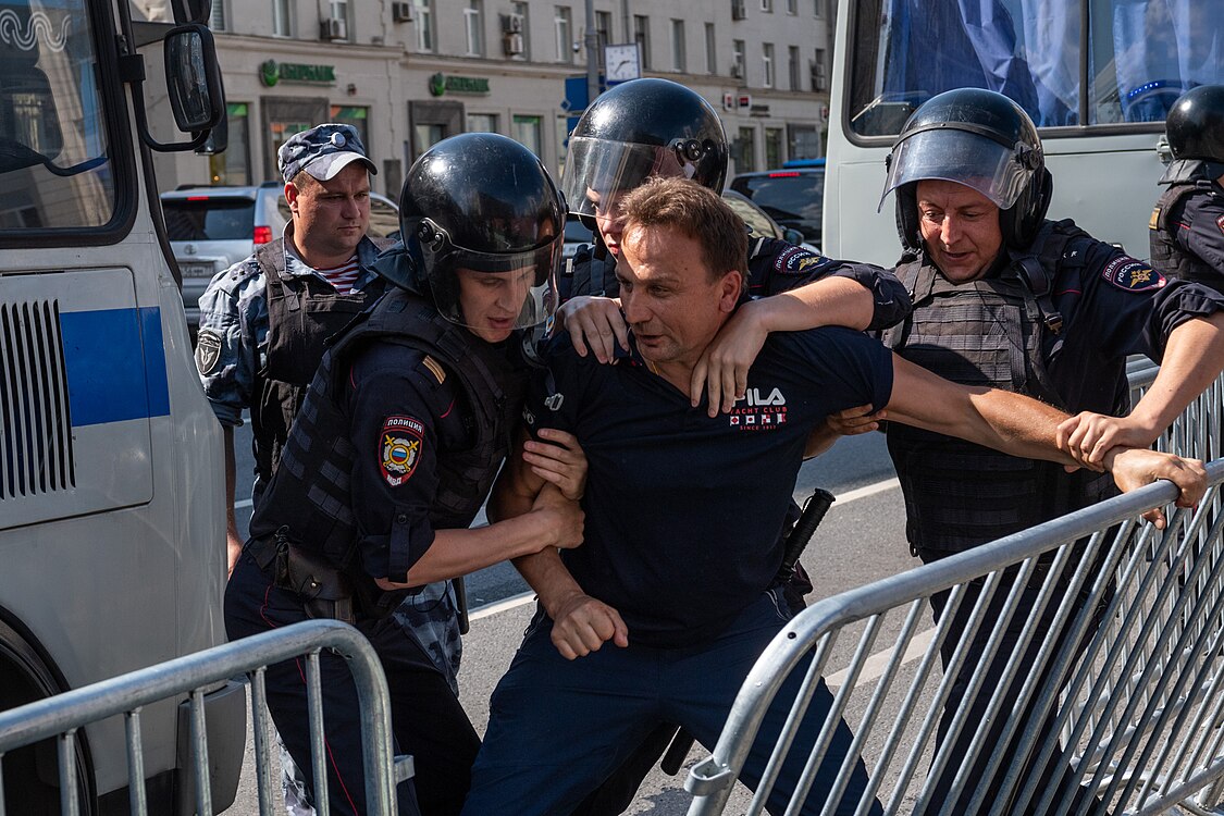 Арестовывали без системы, просто всех подряд