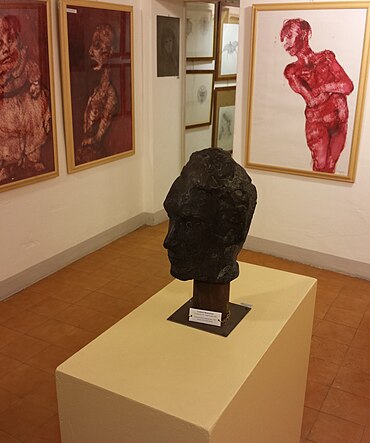 Una delle sale del Deposito Museale di Pontestura con i quadri di Colombotto Rosso e la scultura in bronzo del Mastroianni