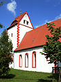 Kirche (mit Ausstattung) und Kirchhof mit Einfriedung sowie einige Grabsteine und Kriegerdenkmal für die Gefallenen des Ersten Weltkrieges