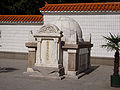 Gravmæle i heltegravfeltet i Shijiazhuang (Bethunes egentlige grav er på North China Martyrs Memorial Cemetery i provinsen Hebei ved siden av gravene til den indiske legen Kotnis og sykepleiersken Jean Ewen fra USA