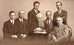 Komans pö kobikam di ‚Occidental’ tü ‚Wien’ ün 1928: ,Engelbert Pigal, Karl Janotta, A. Deminger, Hanns Hörbiger, Eugen Moess, Franz Houdek, Johann Robert Hörbiger’.