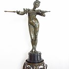 Bronzefigur „Mädchen mit Vogelpaar“