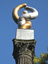 Die Skulptur Die schützende Torsion auf dem Ehrenmal auf dem Straßburger Platz