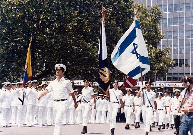 מצעד בשדרות ברודוויי, דגל ישראל ודגל חיל הים מלווים בצוותי הספינות; מוביל מפקד אח"י יפו, רס"ן בני אריאלי