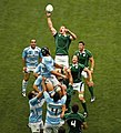 Paul O'Connell (IRL) prend un ballon en touche avec le XV du trèfle. La touche est une spécialité des deuxième ligne.