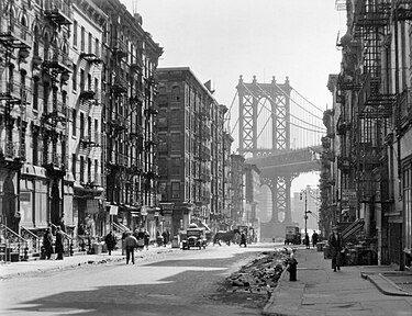 375px-Pike_and_Henry_Street_by_Berenice_Abbott_in_1936.jpg