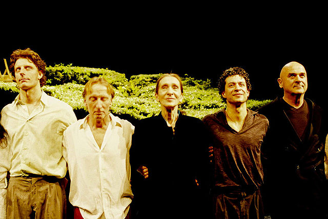 Pina Bausch (Mitte) und ihr Ensemble, Aufführung von "Wiesenland", 2009