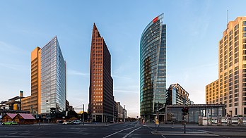 Vista da Potsdamer Platz no centro de Berlim, Alemanha, com os seguintes edifícios (da esquerda para a direita): prédio de escritórios (pelo arquiteto Renzo Piano), Torre Kollhoff (por Hans Kollhoff), BahnTower (por Helmut Jahn) e Beisheim Center (vários arquitetos). (definição 10 000 × 5 626)