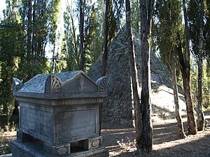 Le mausolée de Pierre Bonnin et la pyramide.