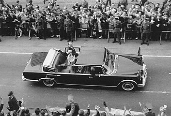 אליזבת השנייה, מלכת הממלכה המאוחדת בביקור ב -גרמניה (1965), ב- "מרצדס לנדולט"