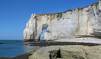 La falaise d'Aval vues à travers la Manneporte, à Étretat (Normandie). (définition réelle 6 602 × 3 902)