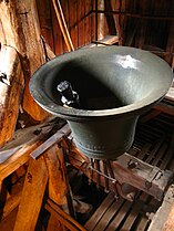 Detail zvonu ve zvonici v Rovensku pod Troskami