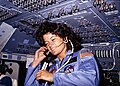 تتواصل سالي رايد مع وحدات التحكم الأرضية من منصة الطيران خلال مهمة تستغرق ستة أيام في تشالنجر ، 1983.