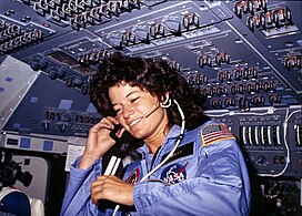 Sally Ride en communication avec la Terre, lors de son premier vol dans l'espace en 1983.