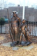 地下鉄道車掌の姿を写したH・タブマン記念像。 (Jane DeDecker制作、ミシガン州イプシランティ。2006年）