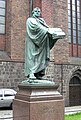 Statua di Martin Lutero fuori dall'edificio