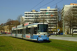 2009: R-Wagen 2121 des Typs 2.2 verlässt die Haltestelle Borstei