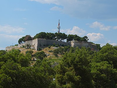 Pogled na tvrđavu sv. Ivana s tvrđave Šubićevac