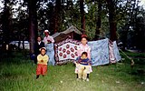 Tibeti család a sotön fesztiválon, Norbulingka, 1993