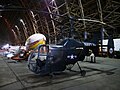 Des hélicoptères dans le hangar B.